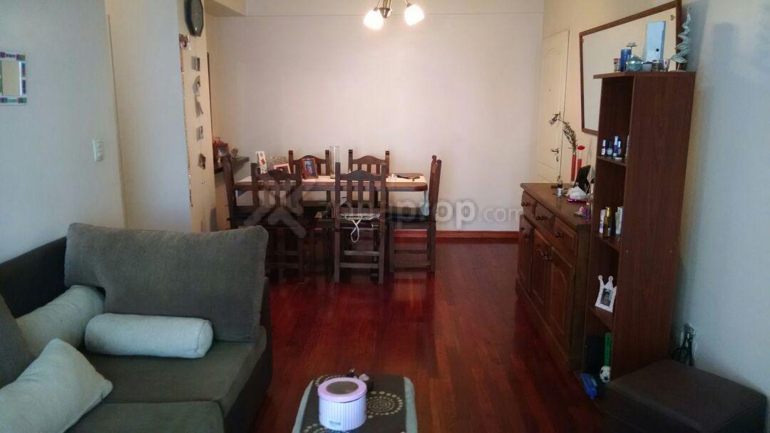 Excelente departamento de 4 ambientes con cochera en inmejorable ubicación.