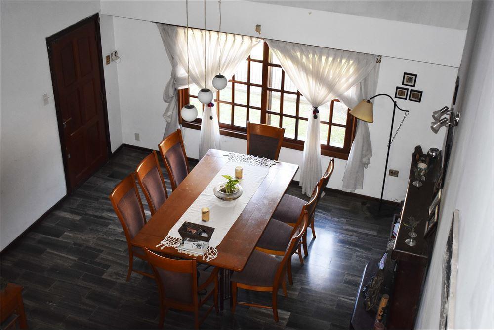Excelente Chalet en muy buena ubicación, edificado sobre un lote de 11x20.