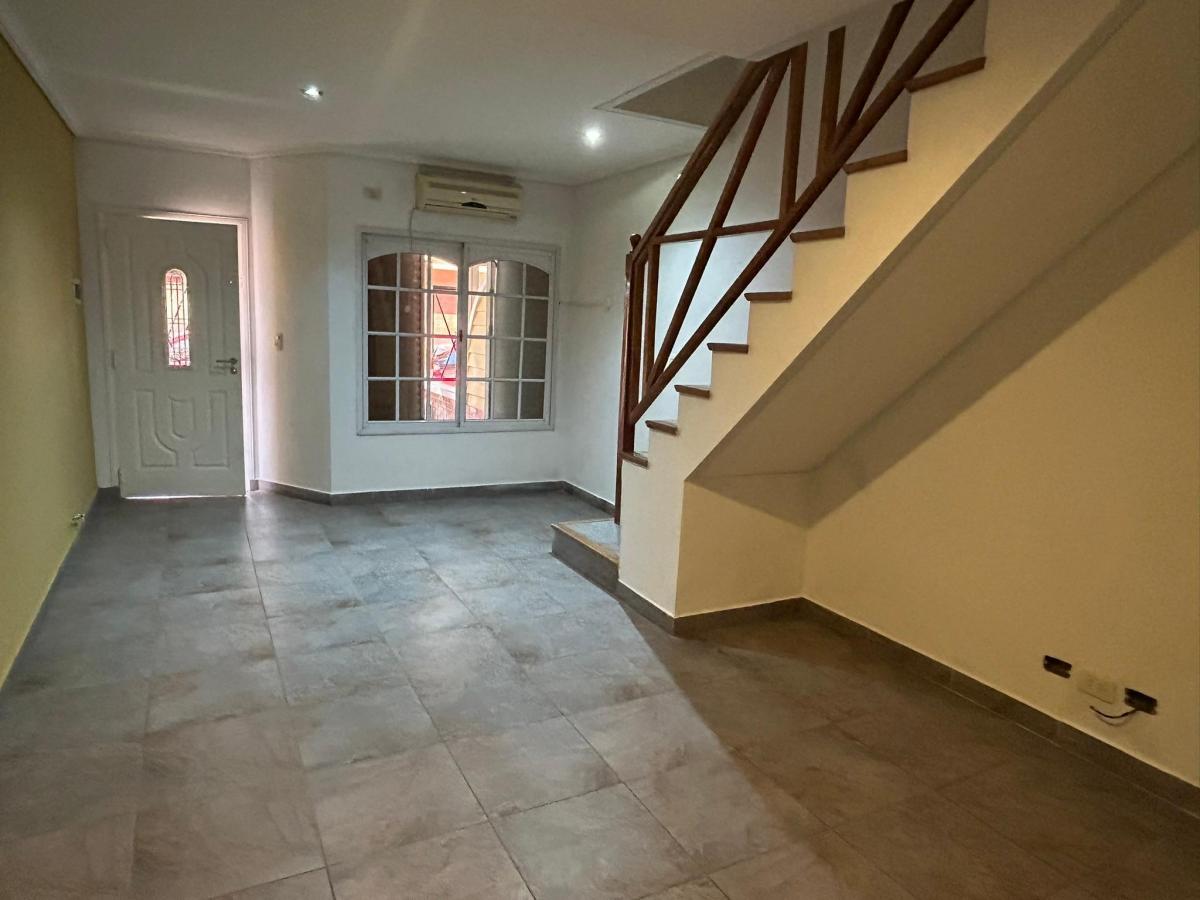 Triplex de 4 Ambientes en Venta en Lanus Este 2