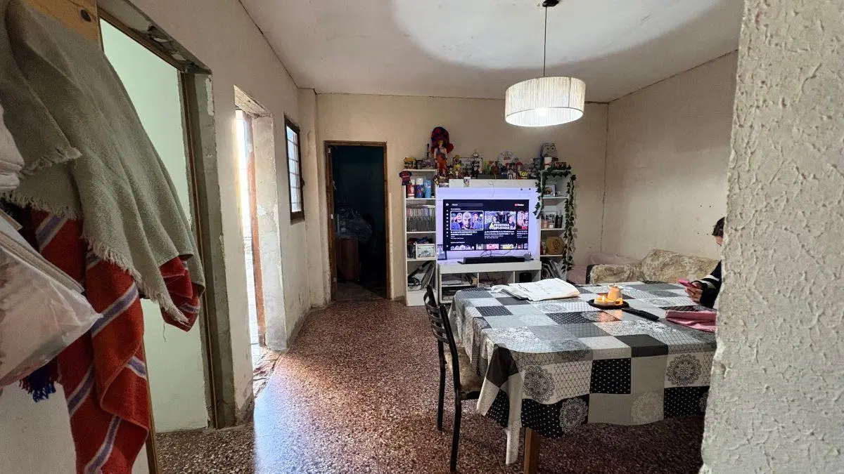 Venta en block de casa al frente y departamento atras en Banfield 8