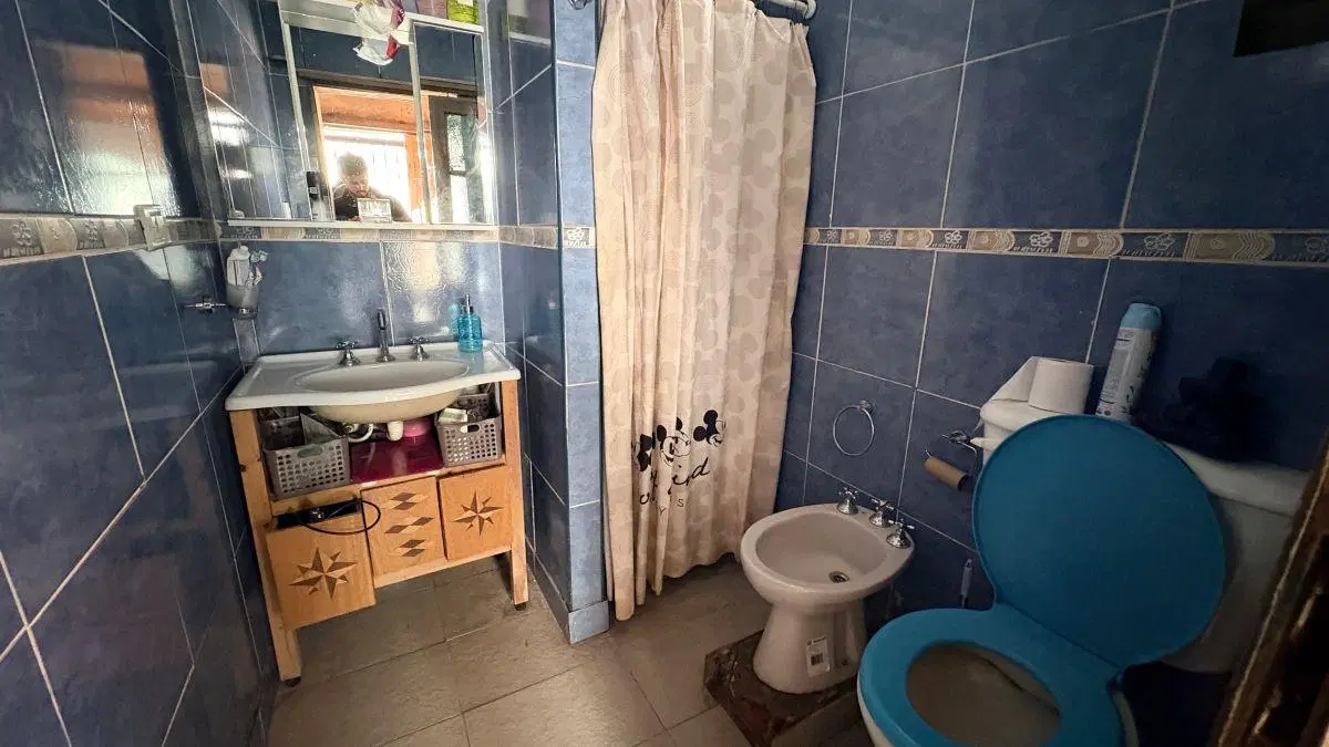 Venta en block de casa al frente y departamento atras en Banfield 5