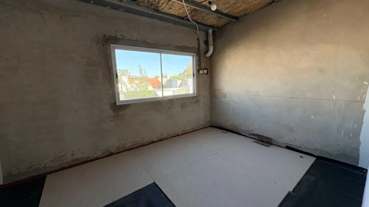 Venta en block de casa al frente y departamento atras en Banfield 4