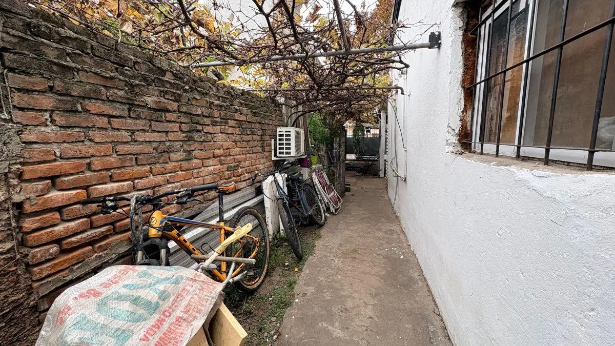 Casa de 3 ambientes en venta con cochera en Temperley 2