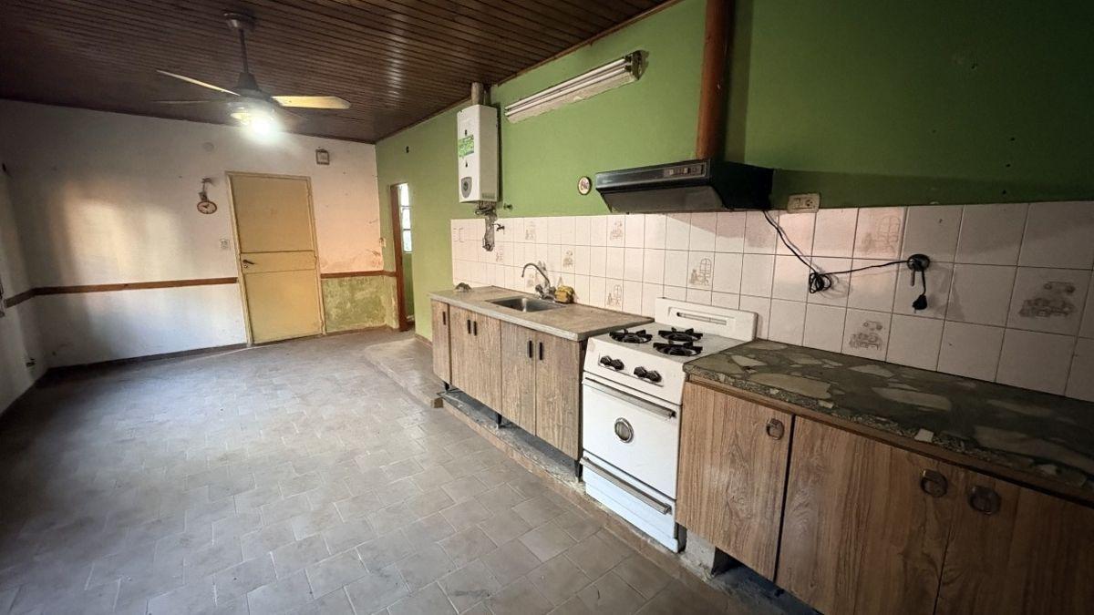 Foto de Casa a reciclar en venta en Monte Chingolo, imagen 4