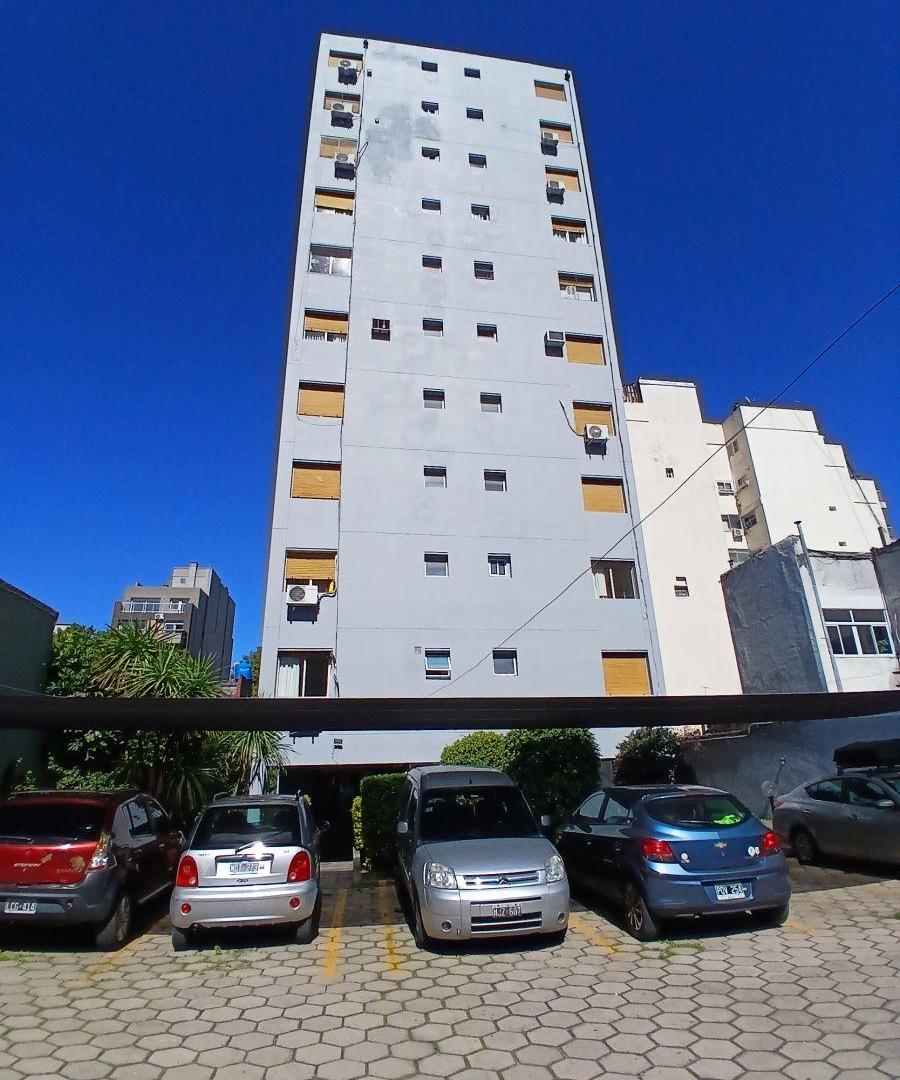 Foto de DEPARTAMENTO DE 4 AMBIENTES CON COCHERA EN EXCELENTE ESTADO, imagen 2