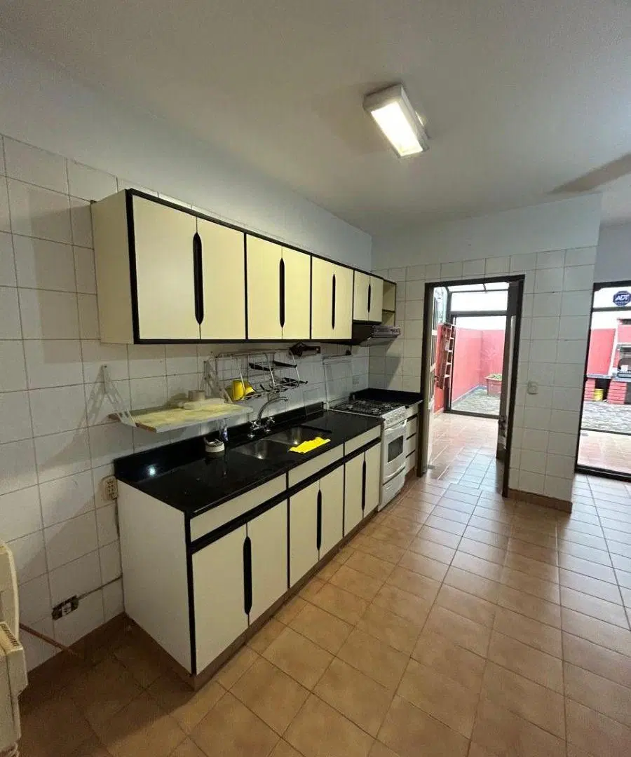 Amplia Casa con Patio con Parrilla y Cochera en Villa Urquiza 2