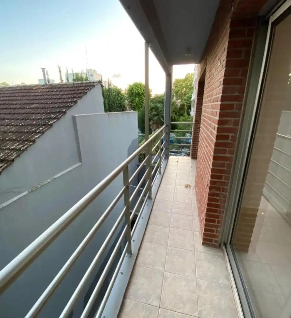 Alquiler 3 ambientes en Olivos
La unidad dispone de un amplio living-comedor con balcón lateral, un 8