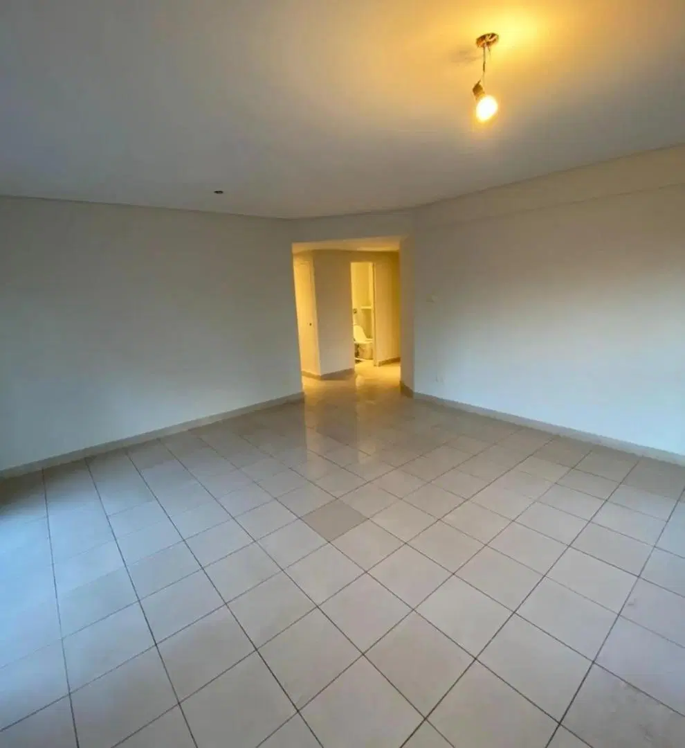 Alquiler 3 ambientes en Olivos
La unidad dispone de un amplio living-comedor con balcón lateral, un 5