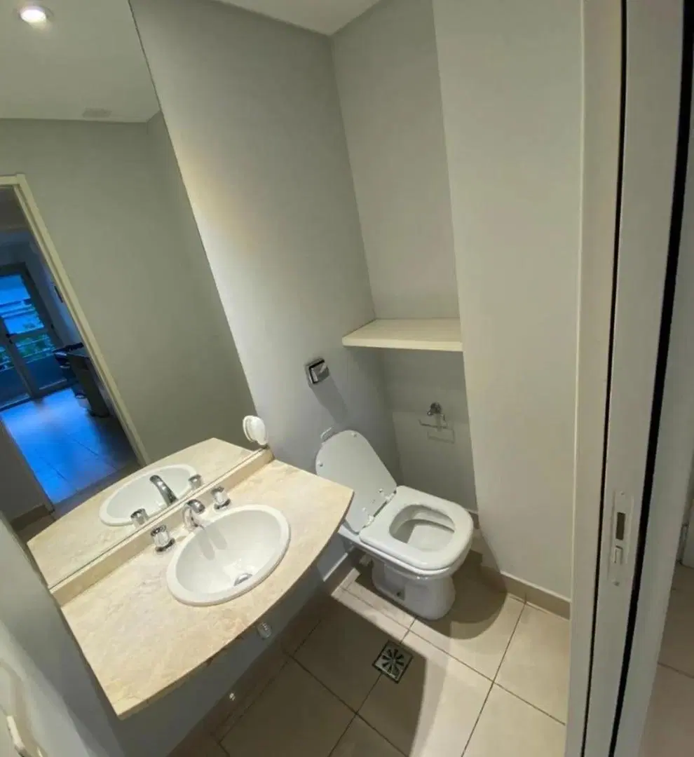 Alquiler 3 ambientes en Olivos
La unidad dispone de un amplio living-comedor con balcón lateral, un 4
