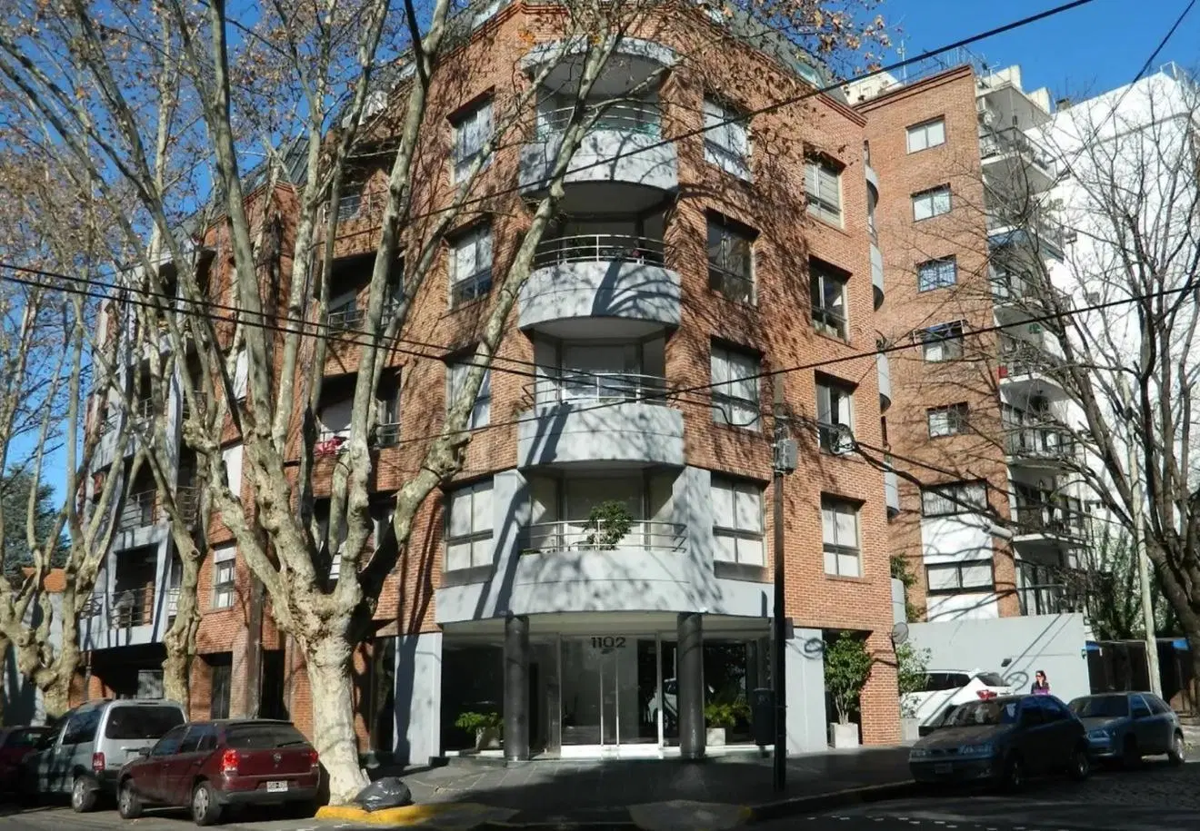 Alquiler 3 ambientes en Olivos
La unidad dispone de un amplio living-comedor con balcón lateral, un 1