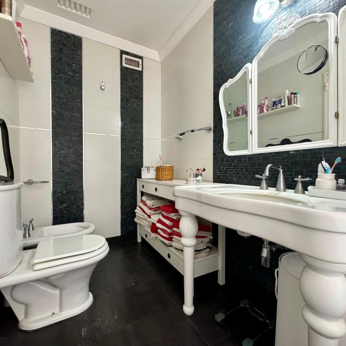 Foto de Departamento 5 ambientes en La Perla con 2 cocheras, imagen 4