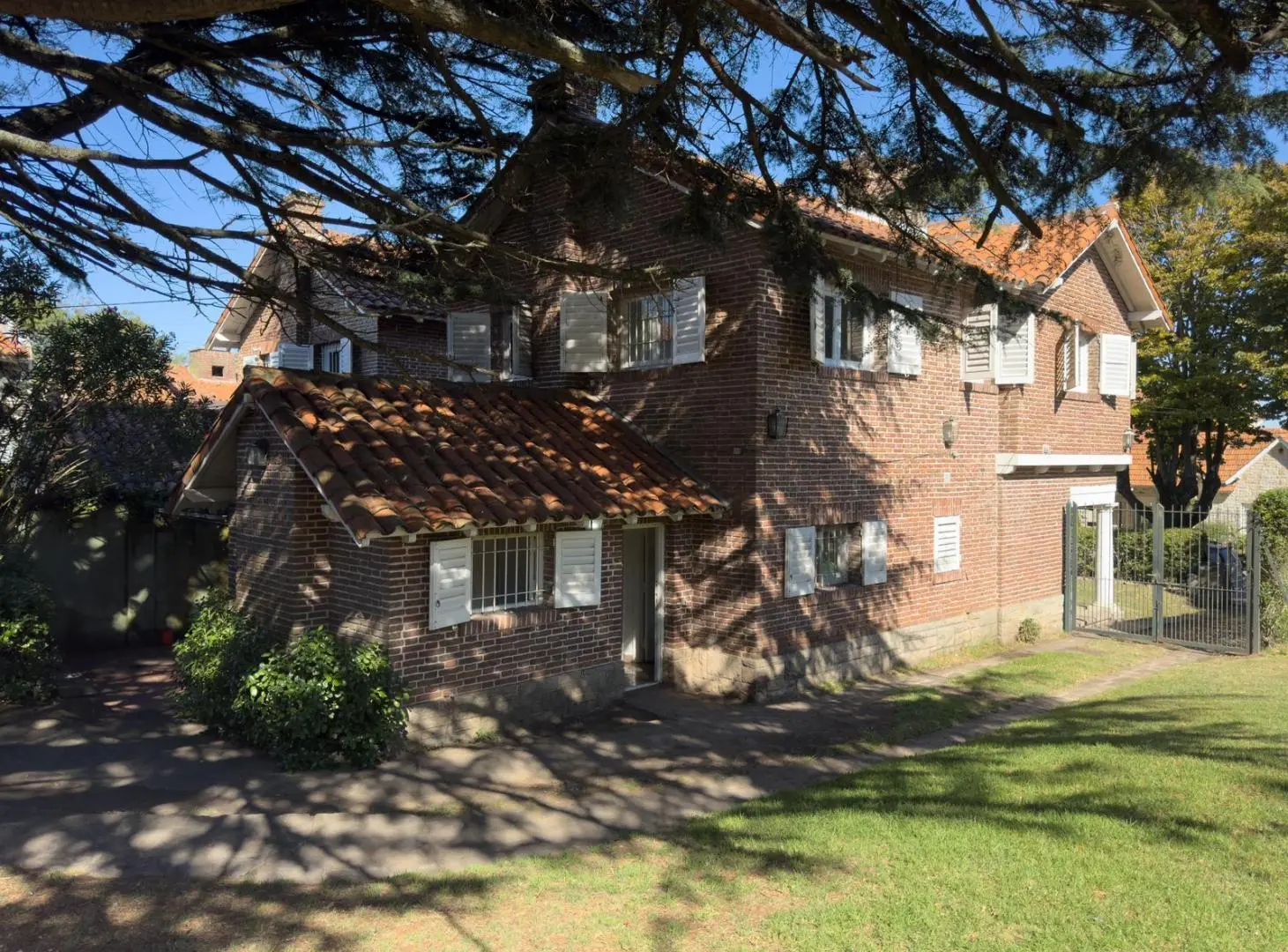 Chalet de estilo en Guemes con gran parque 4