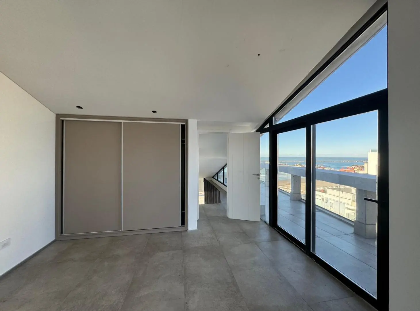 Prestigioso Departamento 3 ambientes en Playa Grande con vistas al mar 8