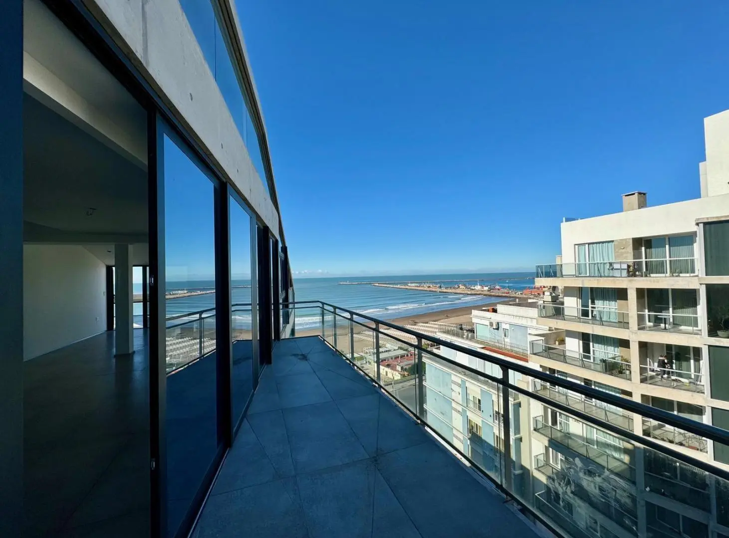 Prestigioso Departamento 3 ambientes en Playa Grande con vistas al mar 1