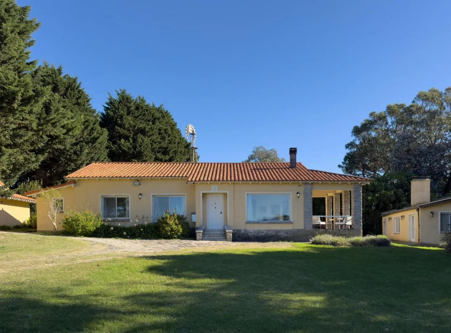 Chalet en Chapadmalal sobre importante lote a metros de la playa 4