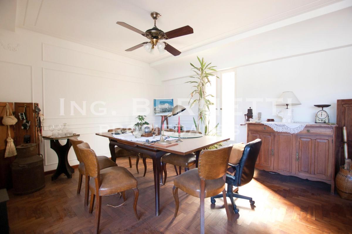 Casa 5 Ambientes de Categoría - Garaje 3 Autos - Jardín - Impecable Estado 5