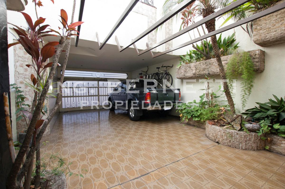 Casa 5 Ambientes de Categoría - Garaje 3 Autos - Jardín - Impecable Estado 1