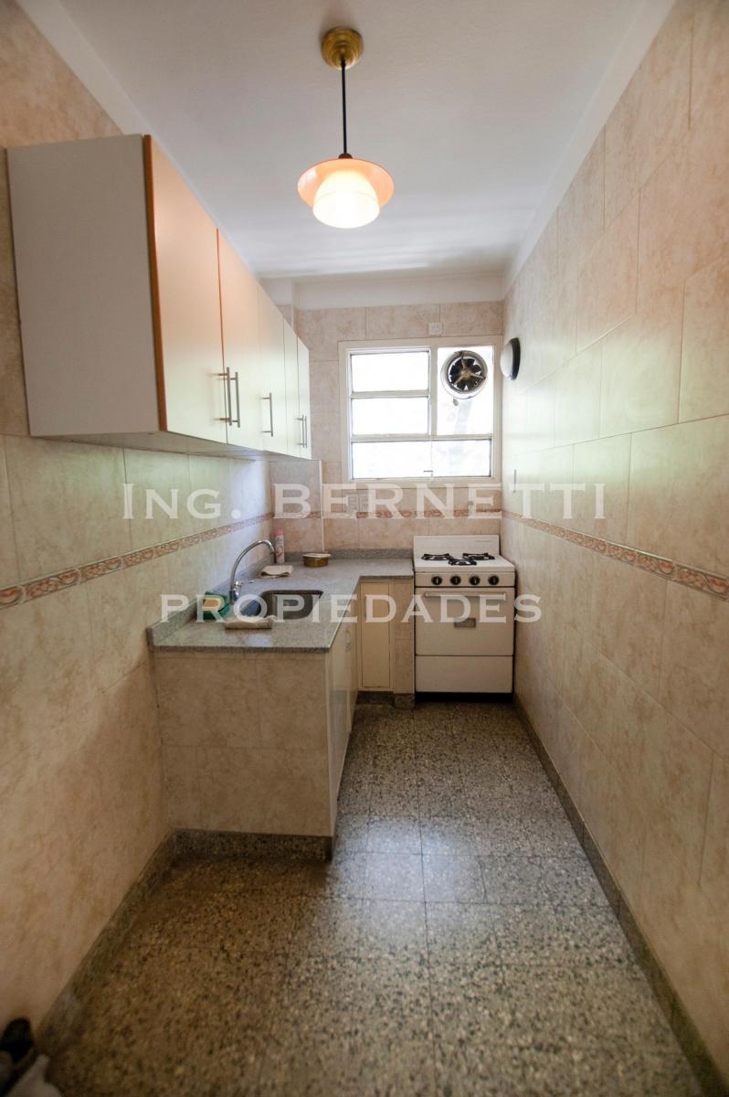 Departamento 3 Ambientes frente a la Plaza - Excelente !!
