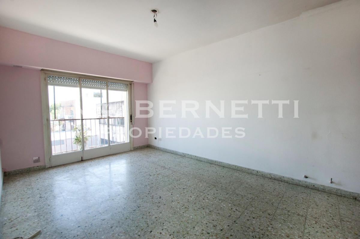 Departamento 3 Ambientes - Muy Amplio - Con balcón - Muy buena ubicación -