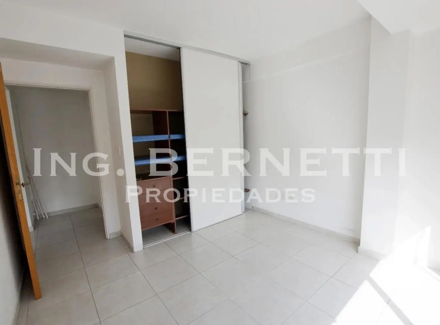 Departamento 2 ambientes al frente - Espacio guarda coche móvil - Excelente complejo 3