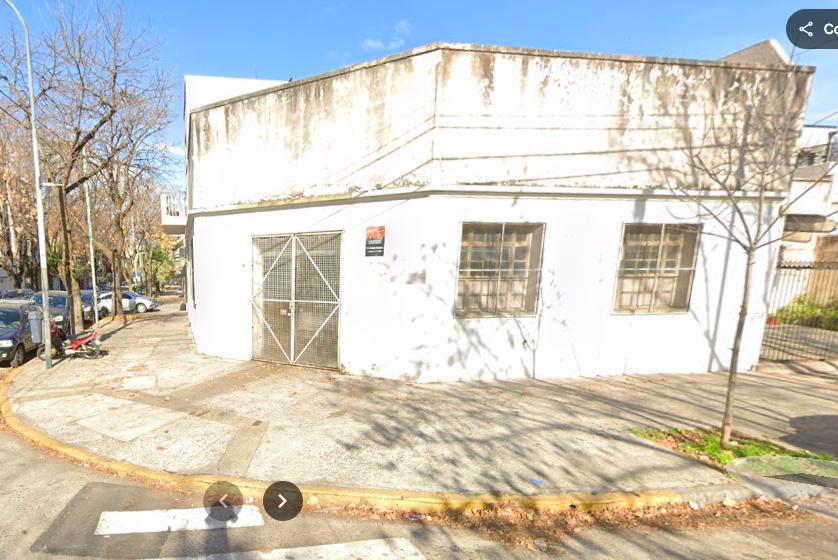 Galpón en esquina - 140 m2 aprox - Techo de losa - Muy buena ubicación -