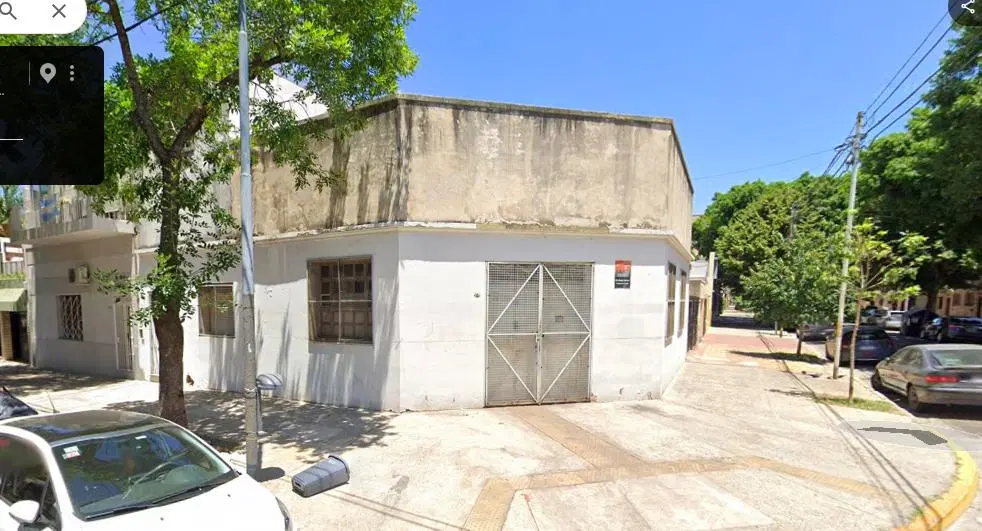 Galpón en esquina - 140 m2 aprox - Techo de losa - Muy buena ubicación - 2