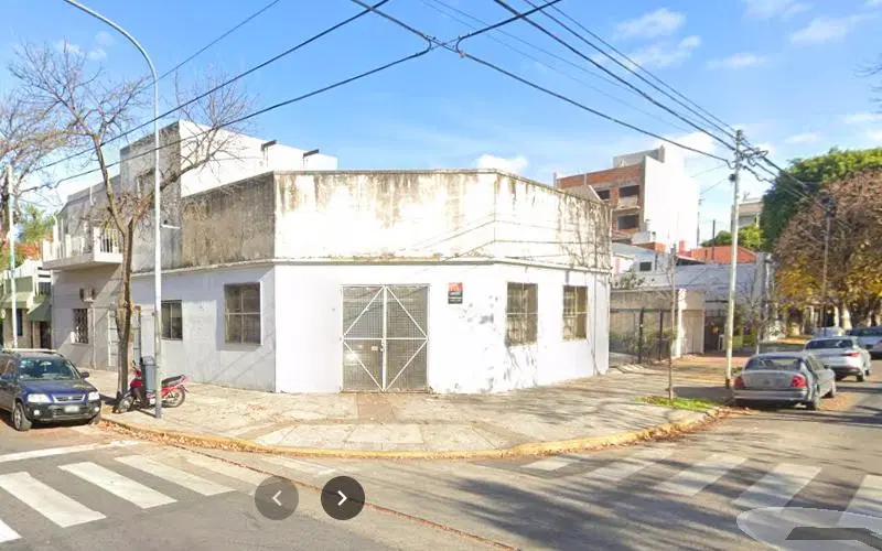 Galpón en esquina - 140 m2 aprox - Techo de losa - Muy buena ubicación - 4