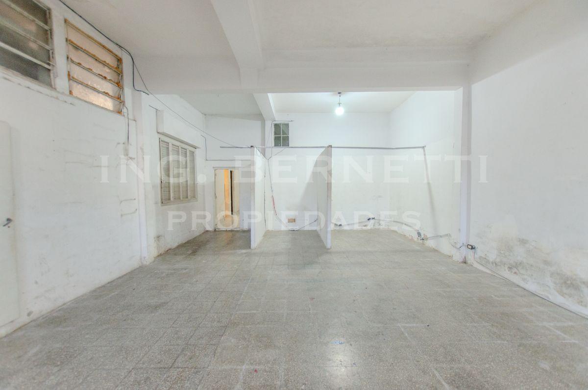 Foto de Excelente Galpón con oficinas - Techo de losa - Muy buena ubicación -, imagen 2