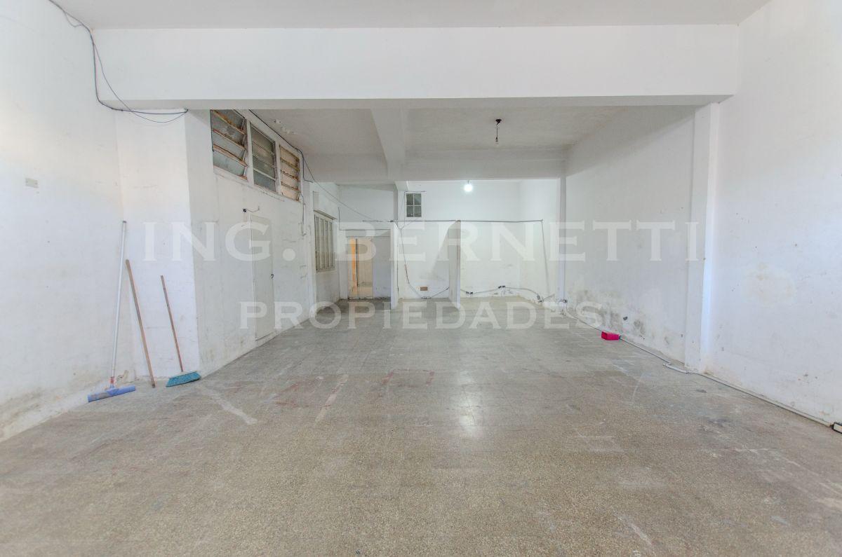 Foto de Excelente Galpón con oficinas - Techo de losa - Muy buena ubicación -, imagen 4