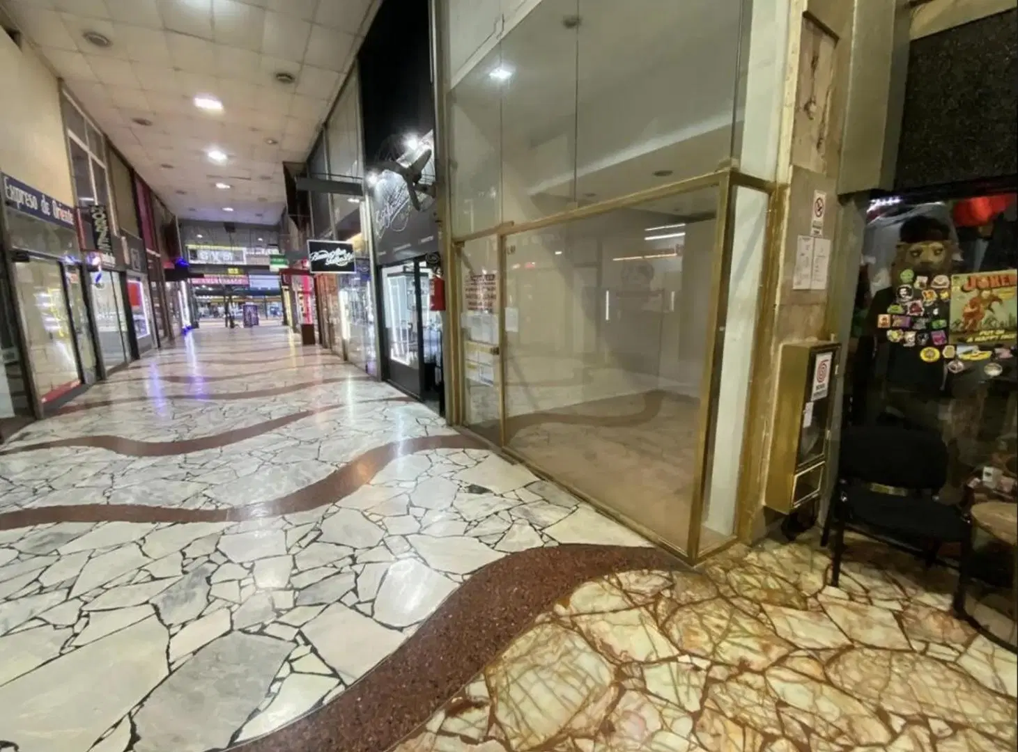 Local Alquiler - Galería sobre Av. Cabildo - Excelente - 8