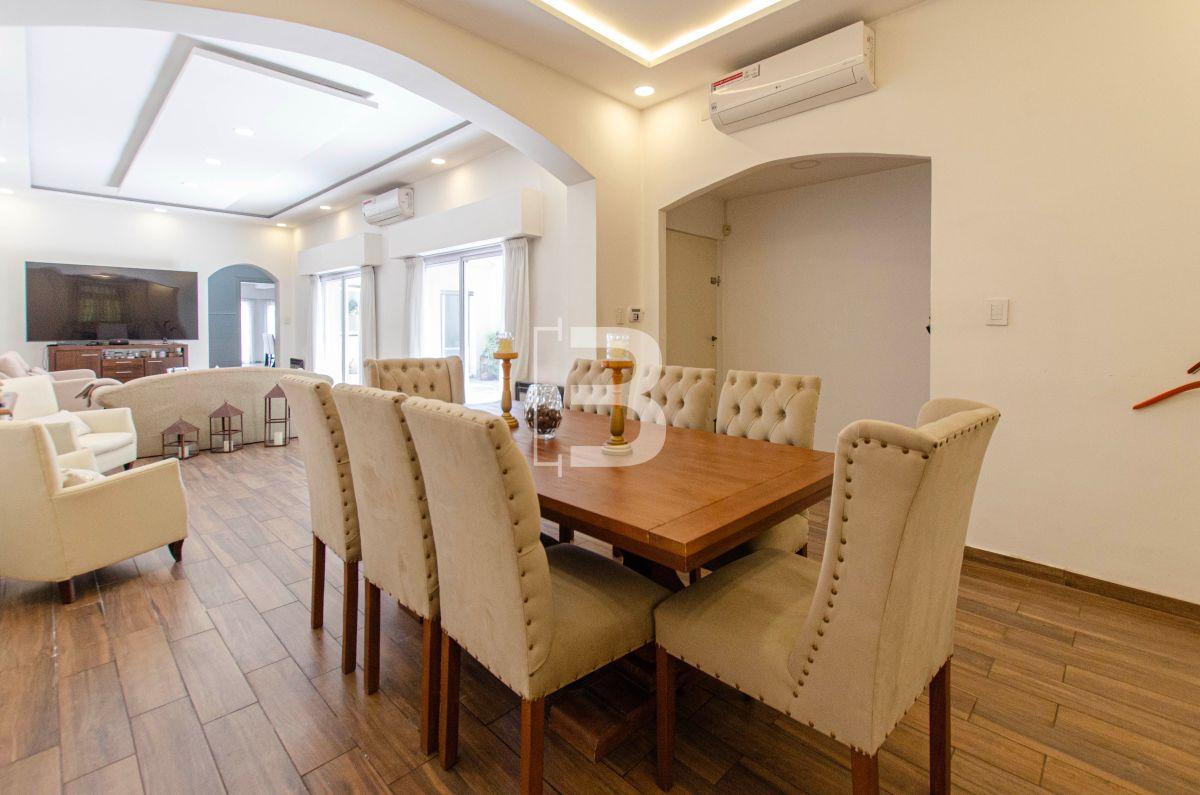 Foto de Hermosa Casa sobre lote 8,66 x 42 mts - Piscina - Garaje - Impecable -, imagen 4