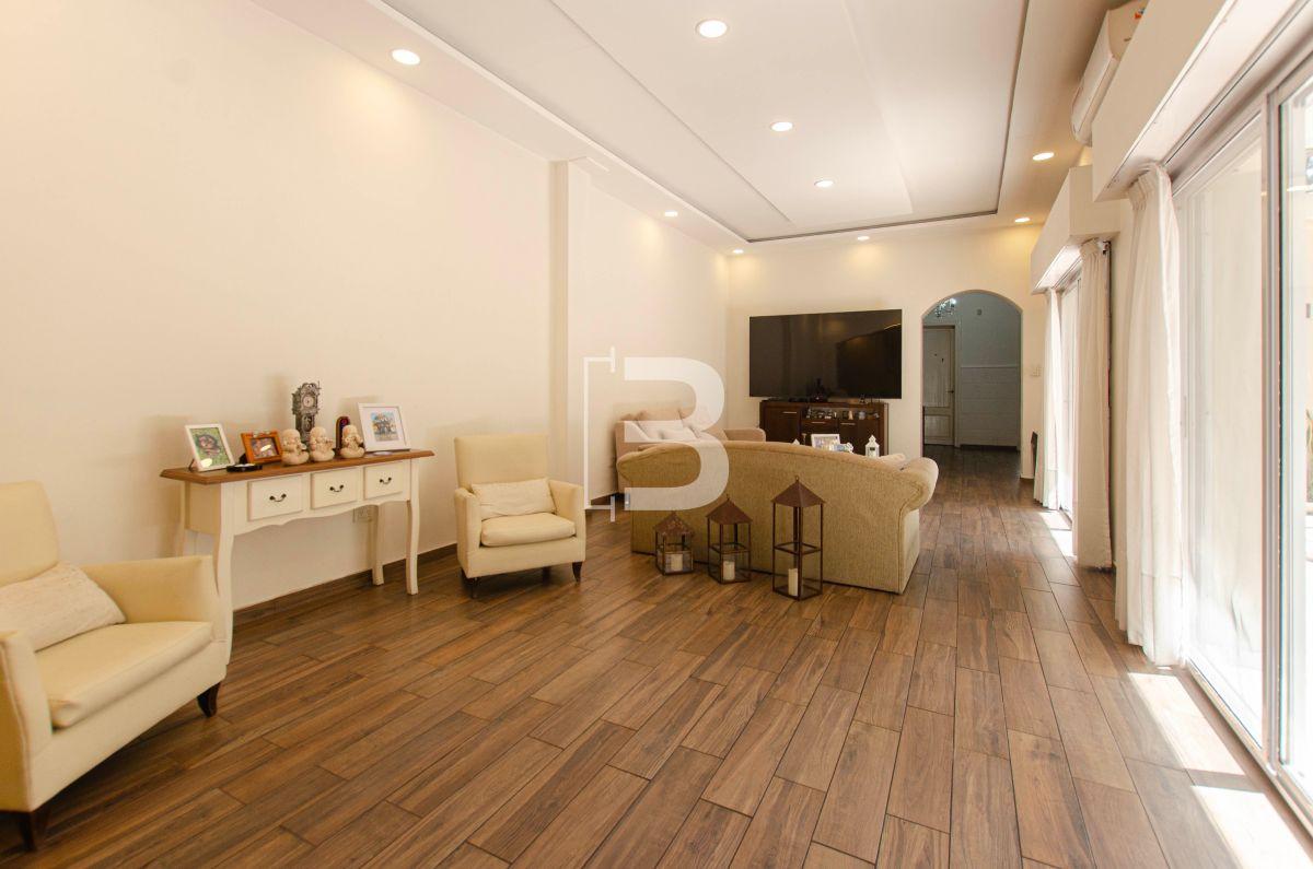 Foto de Hermosa Casa sobre lote 8,66 x 42 mts - Piscina - Garaje - Impecable -, imagen 3