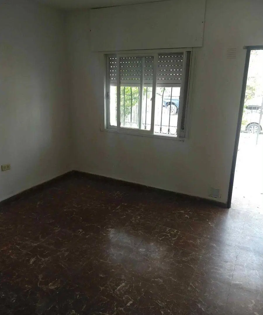 Casa 3 dormitorios con cochera, apta credito, Barrio Ferreyra.- 3
