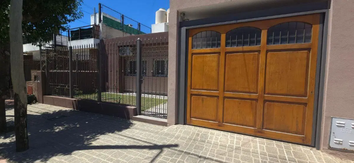 Casa 4 dormitorios con cochera - Apta Credito Hipotecario. 3