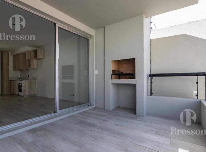 Departamento a estrenar con balcón, patio y parrilla 1