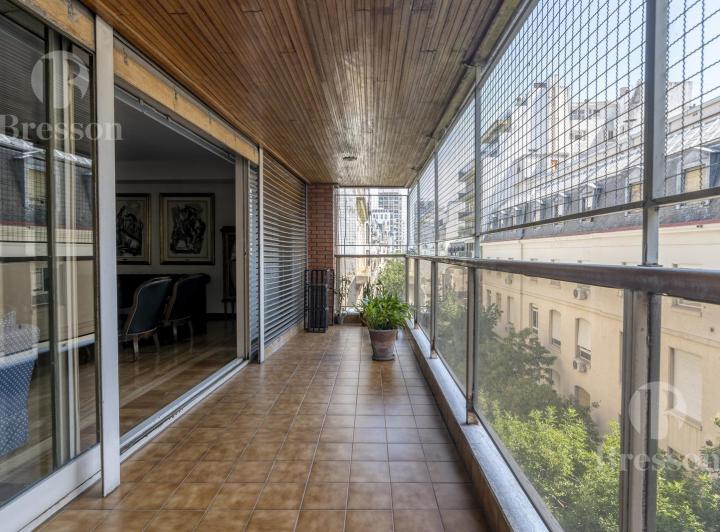 Piso en venta con seguridad y cochera fija en Talcahuano y Juncal 5
