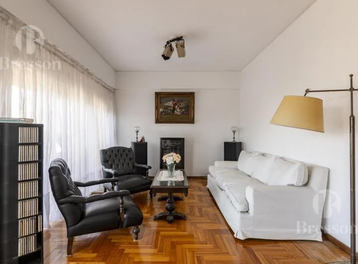 Excelente departamento, cinco ambientes, mucha luz, piso alto con cochera  y balcón. 5