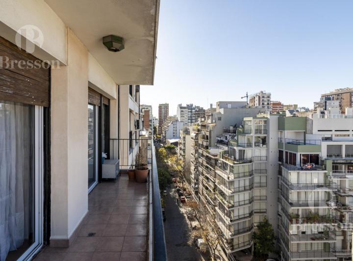Excelente departamento, cinco ambientes, mucha luz, piso alto con cochera  y balcón. 3