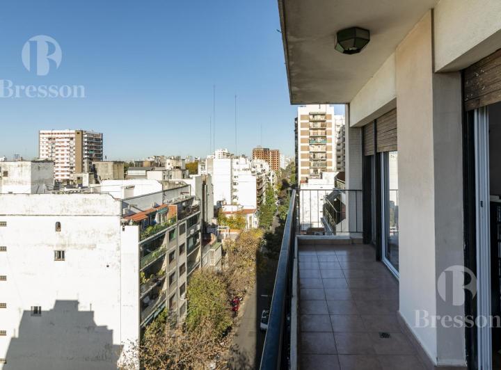 Excelente departamento, cinco ambientes, mucha luz, piso alto con cochera  y balcón. 4