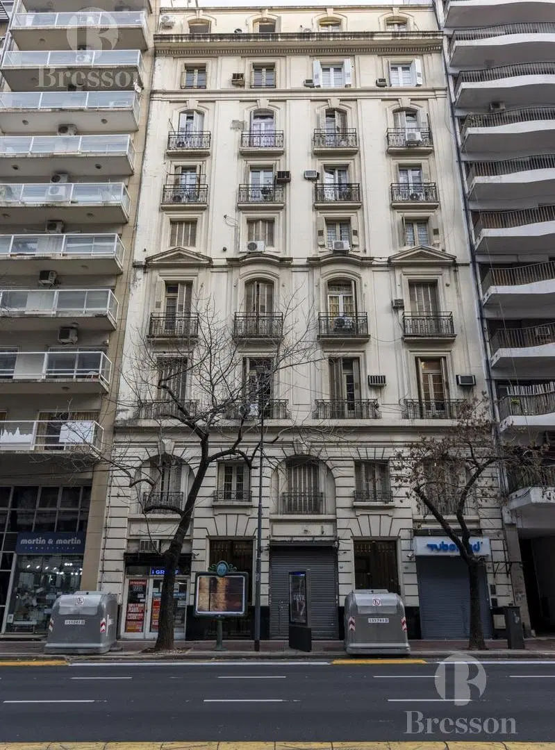 Departamento impecable, todo luz, en edificio francés. 2