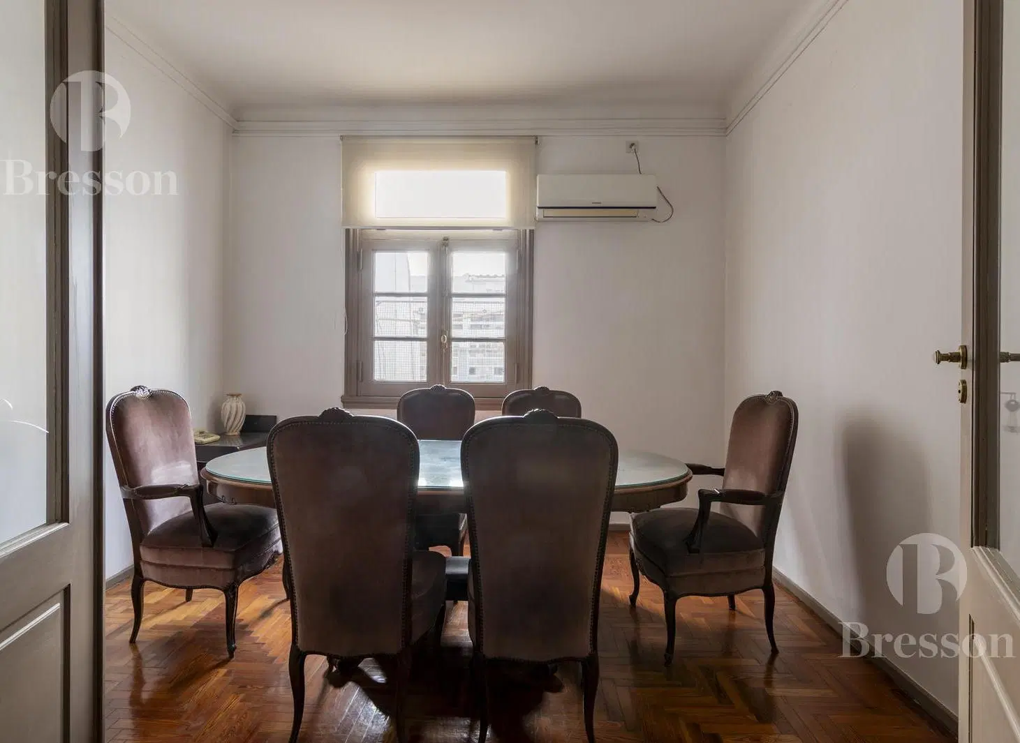 Departamento impecable, todo luz, en edificio francés. 4
