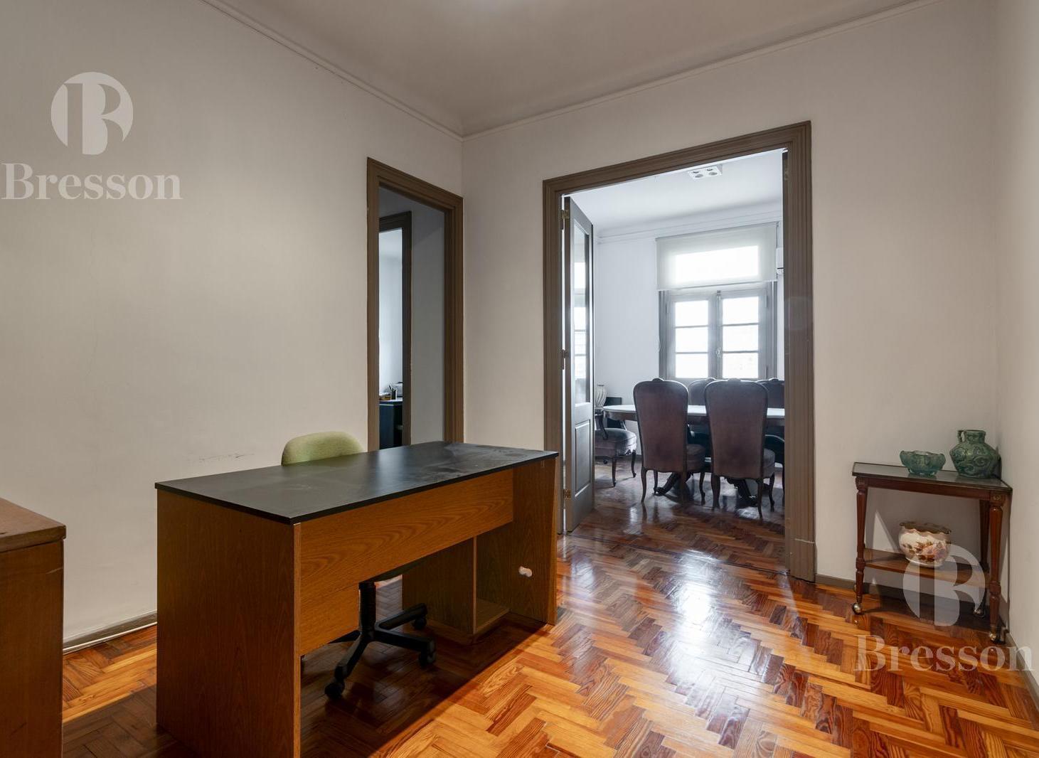 Departamento impecable, todo luz, en edificio francés.