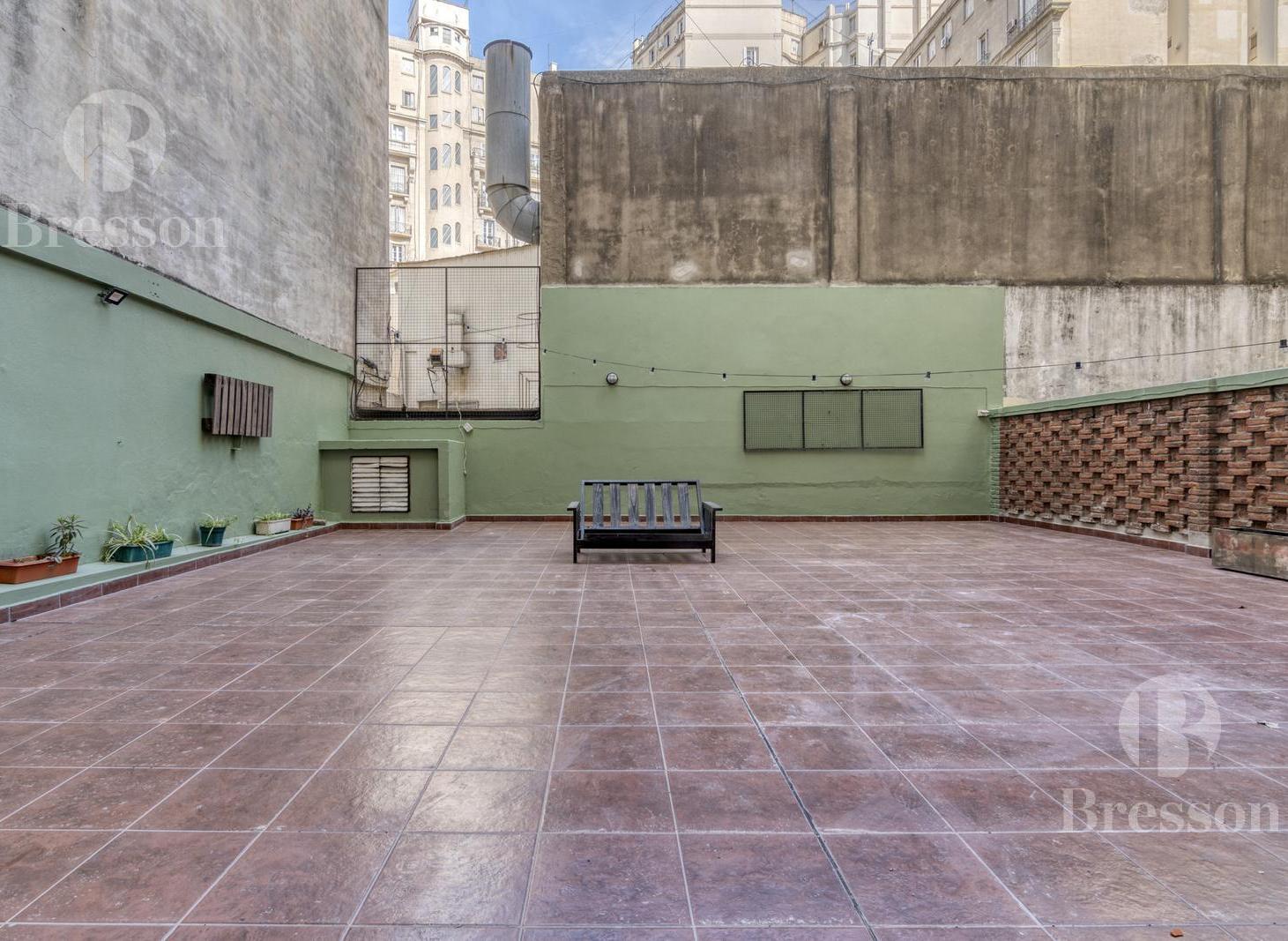 Departamento con gran patio y cochera
