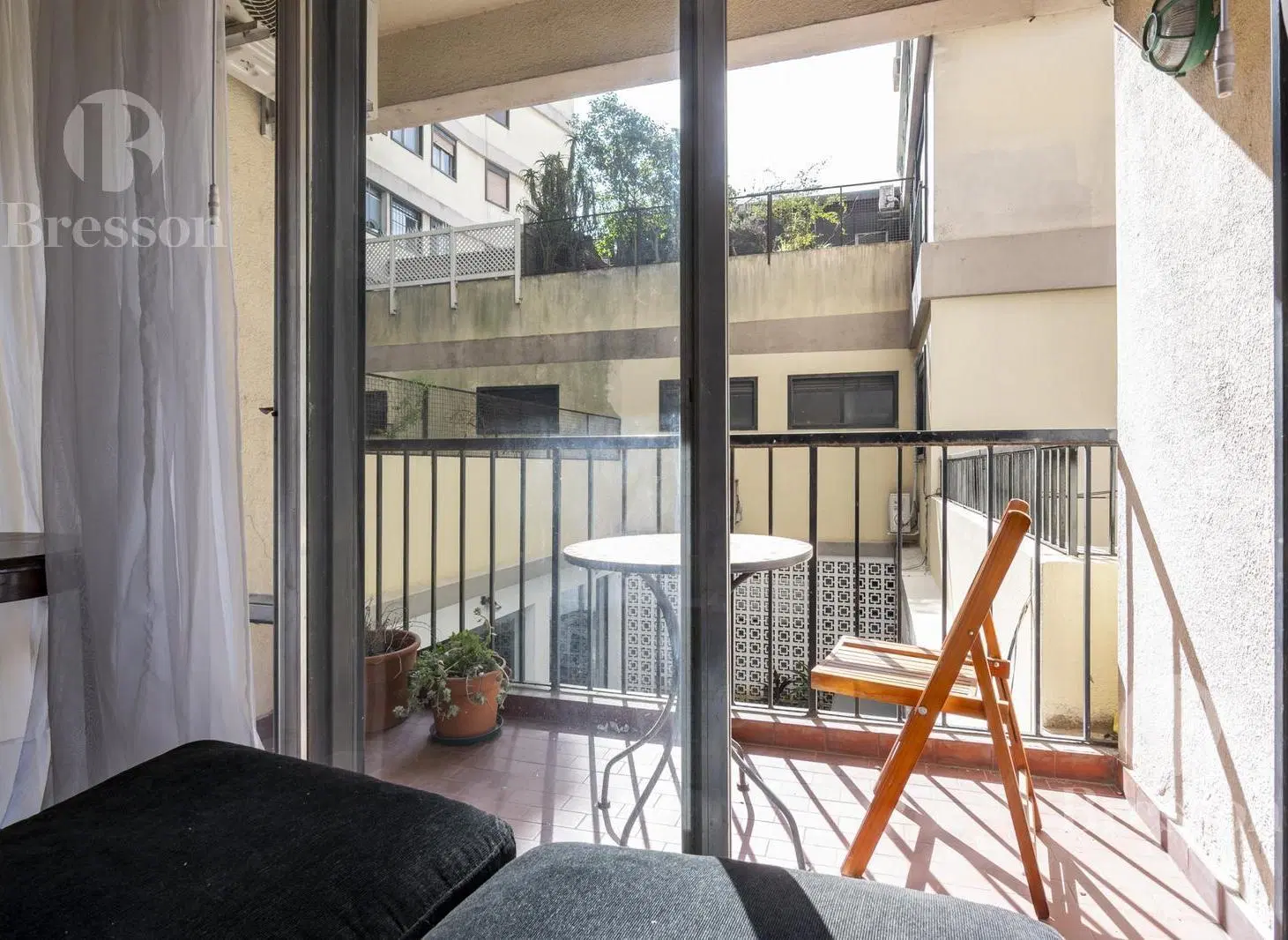 Departamento con gran patio y cochera 4