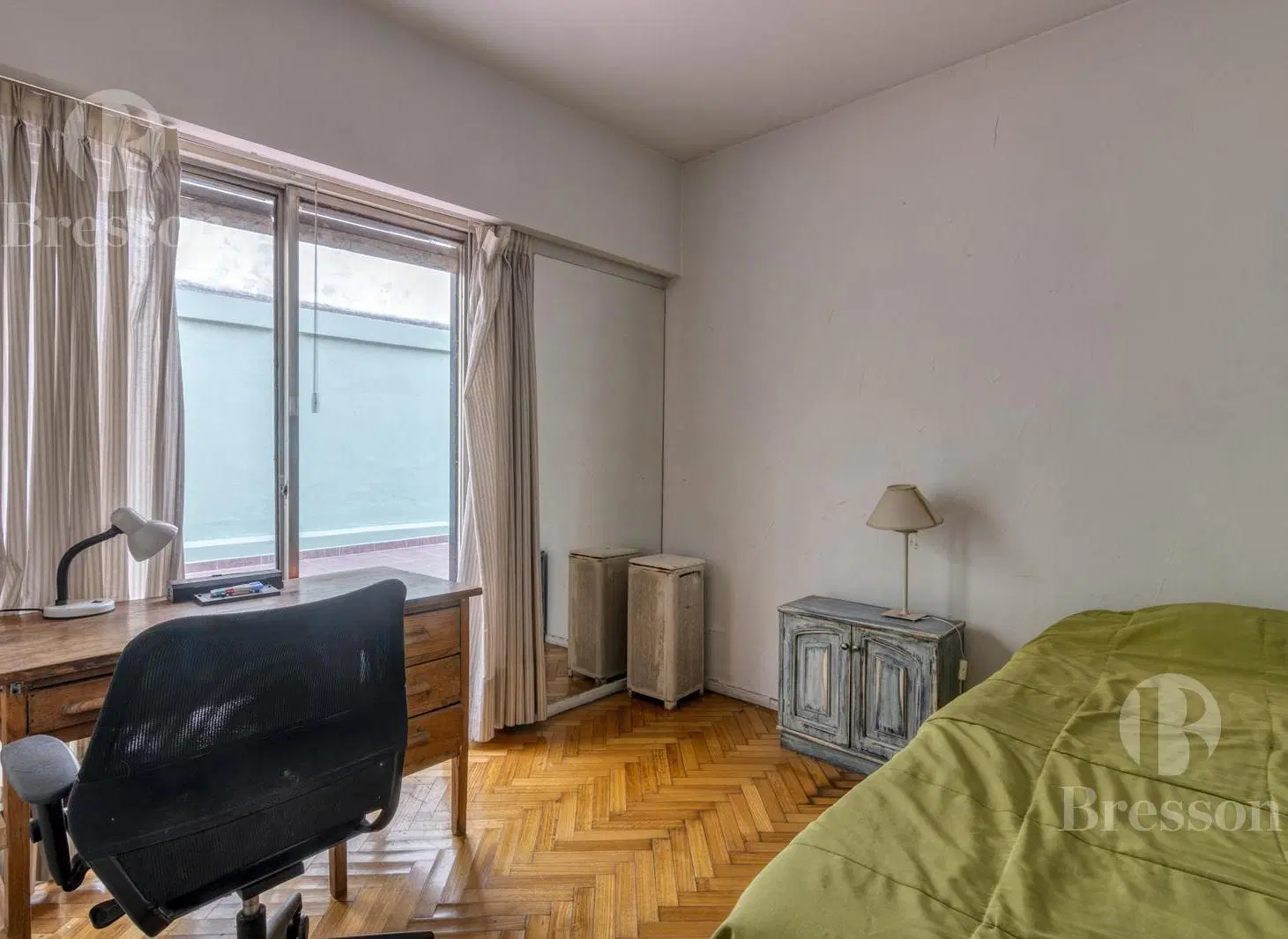 Departamento con gran patio y cochera 5