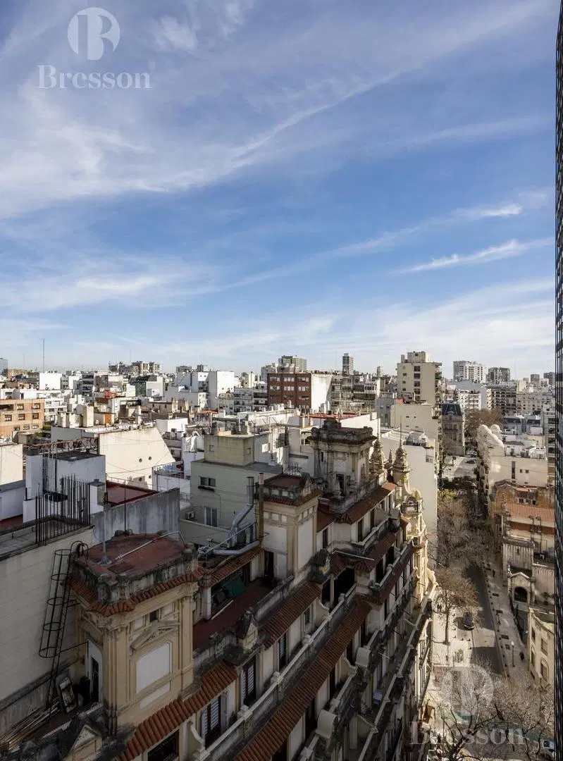Excelente Departamento  sobre Calle Arroyo al  800, -entre Suipacha y Esmeralda- Piso alto, 5 ambien 3