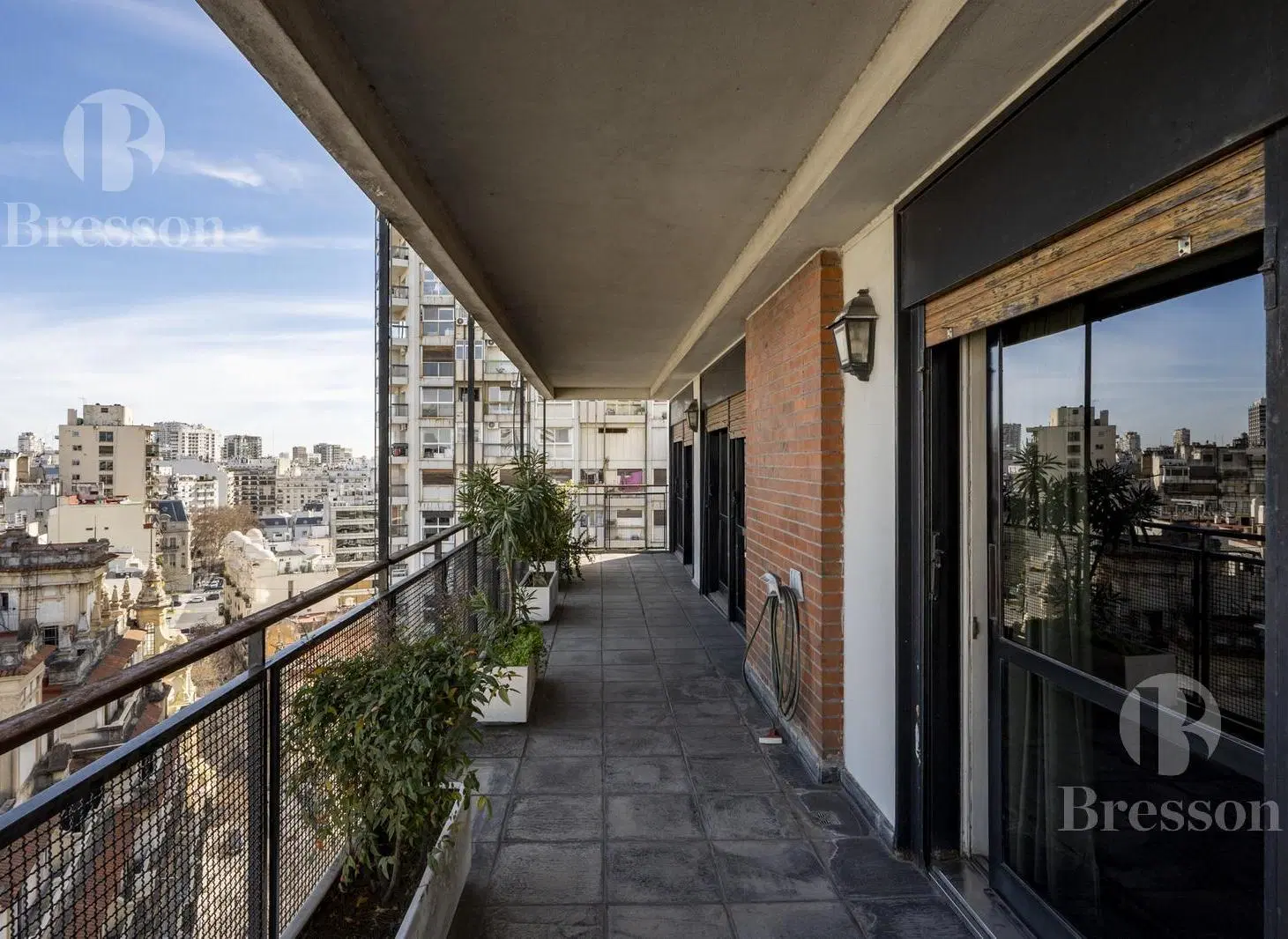 Excelente Departamento  sobre Calle Arroyo al  800, -entre Suipacha y Esmeralda- Piso alto, 5 ambien 4
