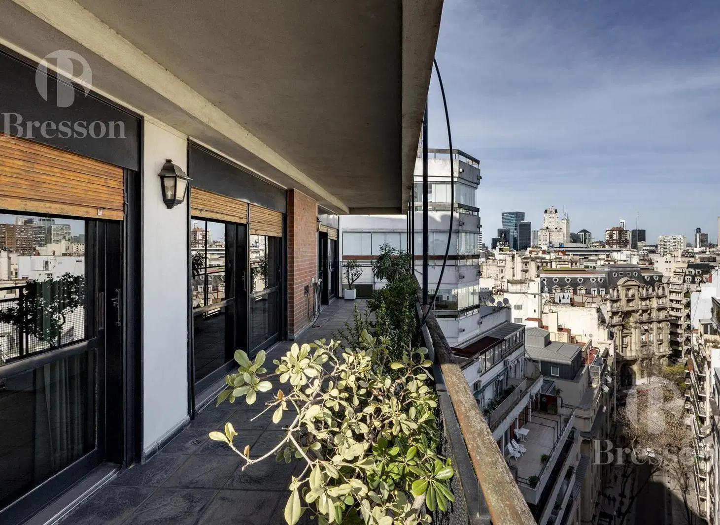 Excelente Departamento  sobre Calle Arroyo al  800, -entre Suipacha y Esmeralda- Piso alto, 5 ambien 5