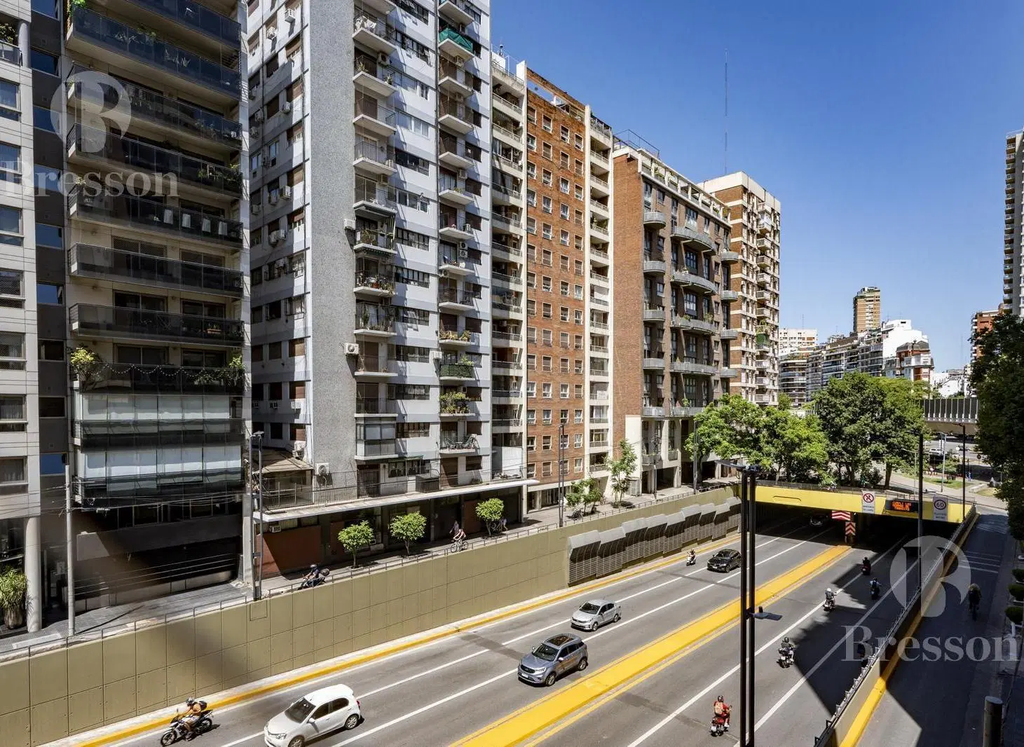 Departamento de 3 ambientes sobre Libertador, al frente con terraza propia y cochera. 3