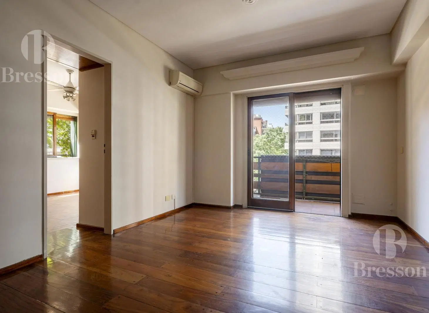Departamento de 3 ambientes sobre Libertador, al frente con terraza propia y cochera. 5